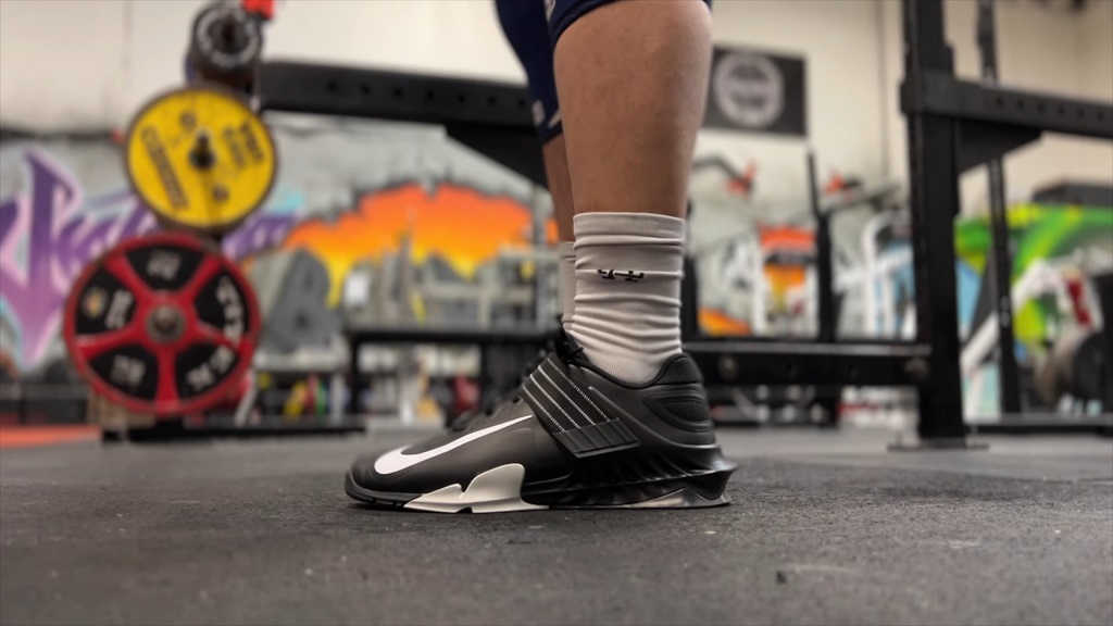 Crne Nike Savaleos patike za teretanu sa belim logoom i čičak trakom, dizajnirane za stabilnost tokom dizanja tegova