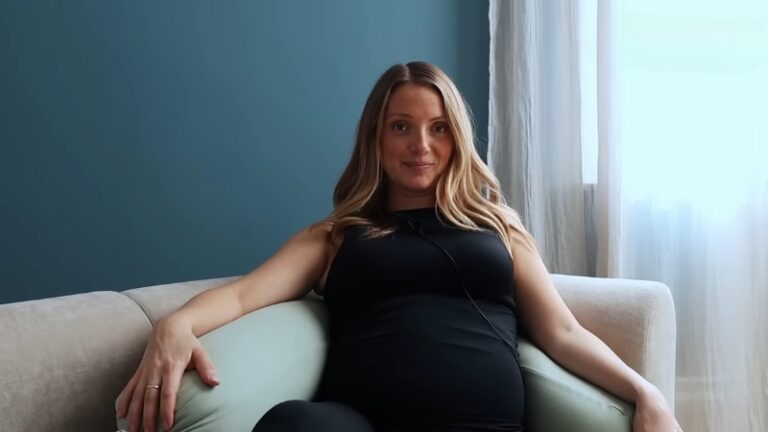 Trudnica sedi udobno uz potporu koju daju jastuci za trudnice