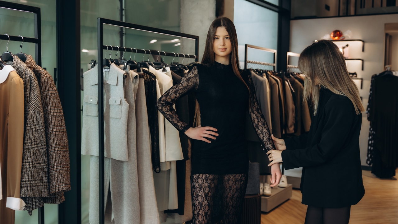Crna haljina sa čipkom prikazana je tokom probe u elegantnom modnom prostoru