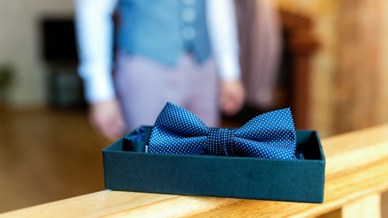 Plava leptir mašna spremna je kao elegantan detalj uz matursko odelo