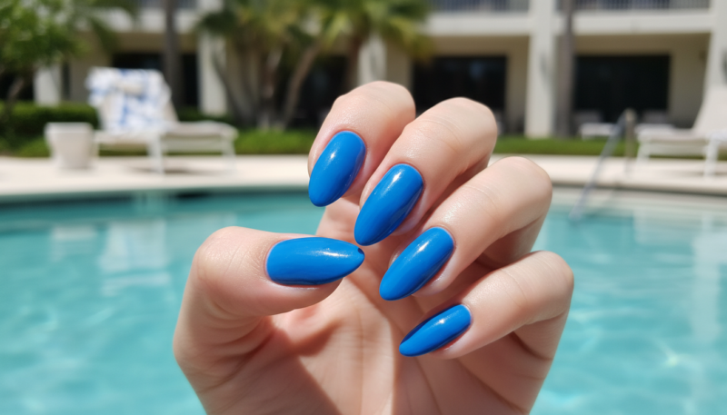 električno plavi lak za nokte