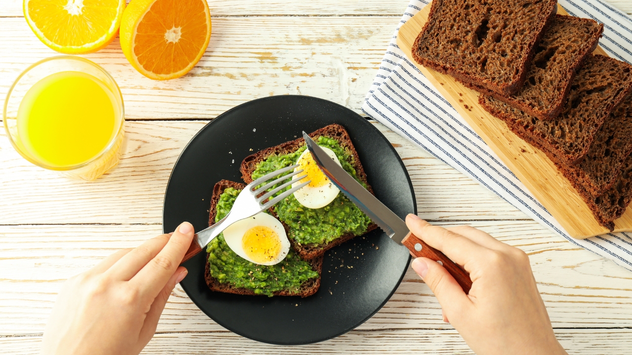 Tost sa avokadom i kuvanim jajetom kao jednostavan doručak za stabilniju energiju