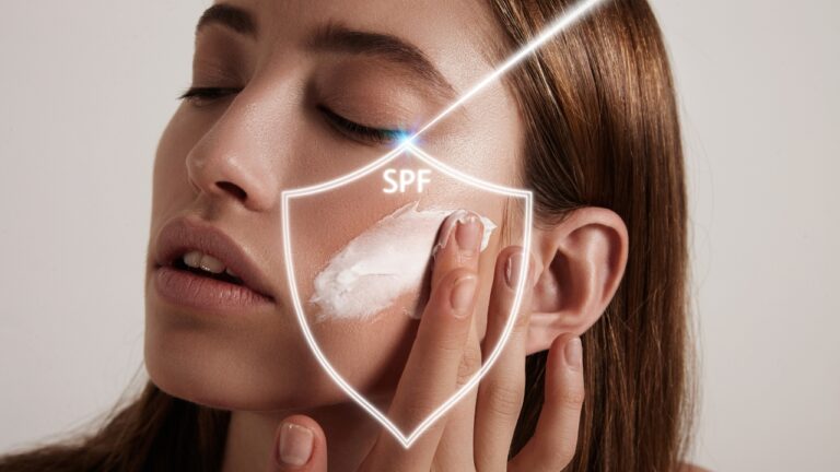 Žena nanosi SPF kremu na lice uz prikaz zaštite kože od sunca