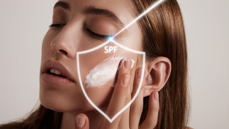 Žena nanosi SPF kremu na lice uz prikaz zaštite kože od sunca
