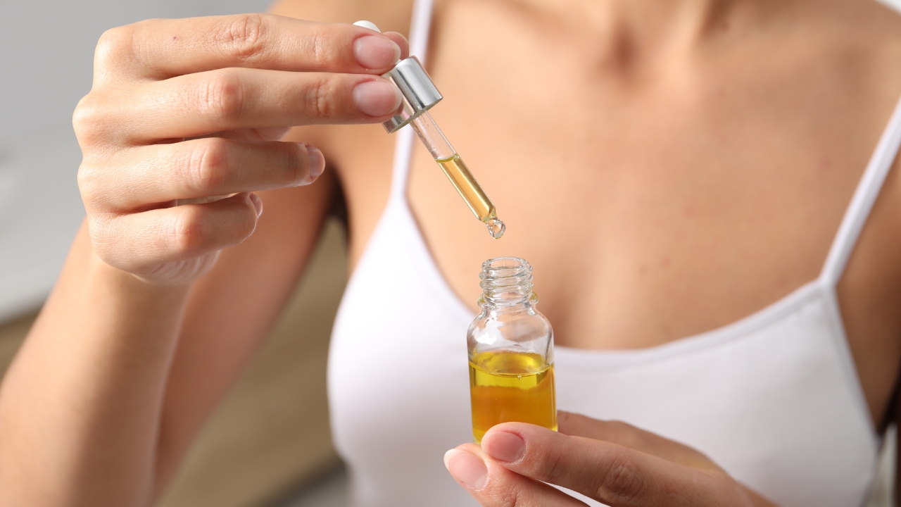 Žena nanosi retinol serum pipetom tokom večernje nege kože