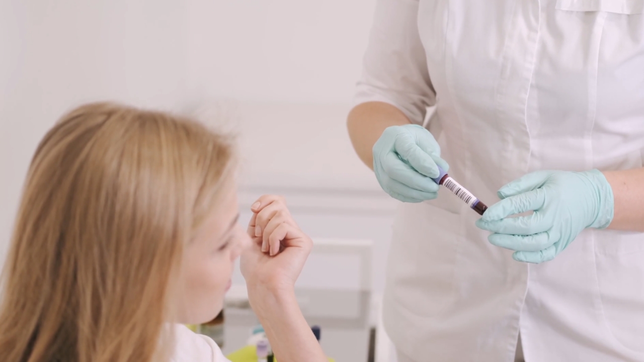 Medicinska sestra priprema uzorak krvi za laboratorijsku analizu.